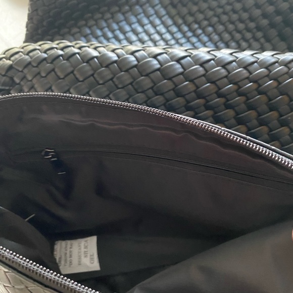 Vegan leather handbag with pouch from Nordstrom - Picture 11 of 13